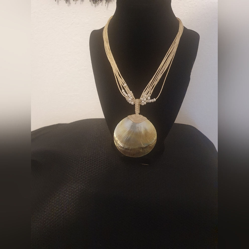 Handmade Shell necklace - Picture 4 of 4